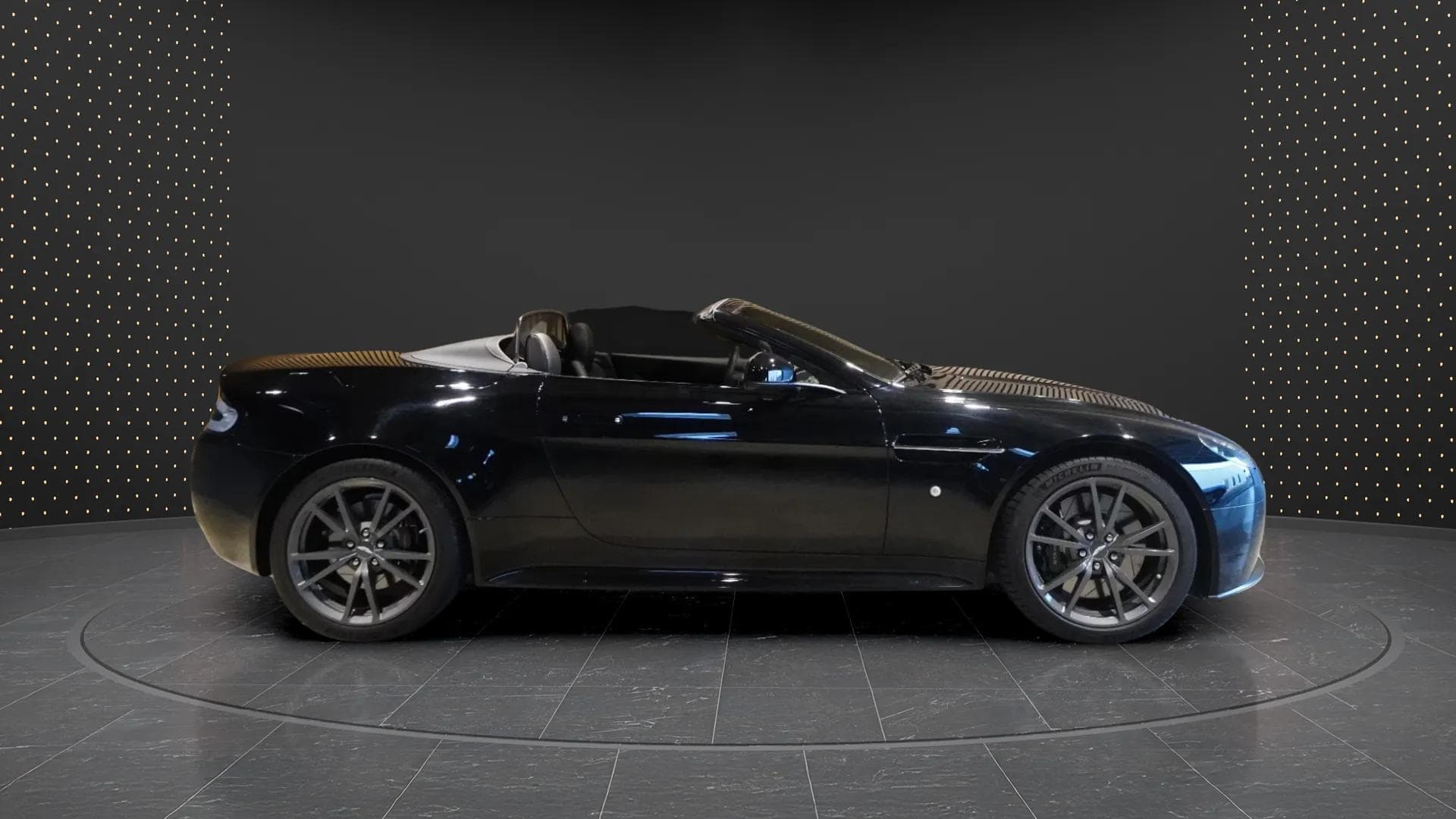 Aston Martin V8 Vantage 2017 - Photo 2