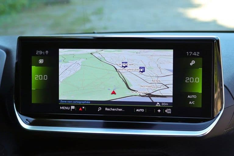 Mise à jour GPS et logiciel sur une voiture importée - Image principale
